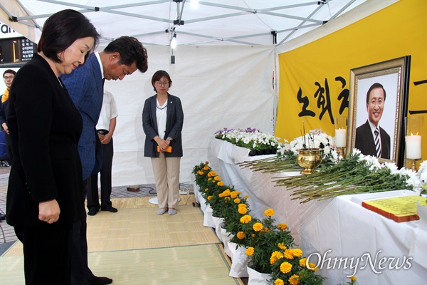 정의당 경남도당은 7월 23일 저녁 창원 한서병원 앞 광장에서 '고 노회찬 의원 1주기 추모문화제'를 열었고, 심상정 대표와 여영국 의원이 분향소에 조문하고 있다.