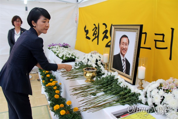 정의당 경남도당은 7월 23일 저녁 창원 한서병원 앞 광장에서 '고 노회찬 의원 1주기 추모문화제'를 열었고, 김지수 경남도의회 의장이 조문하고 있다.