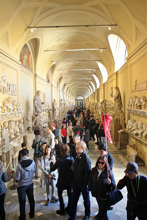 바티칸 박물관 키아라몬티 전시관(Museo Chiaramonti)에 있는 각종 조각품과 흉상들 모습