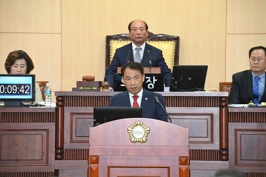 지난 6월 12일 영등포구의회 정례회 본회의에서 윤리위에 제소된 자유한국당 소속 김재진 의원이 신상발언을 하고 있다. 
