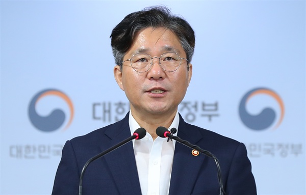  성윤모 산업통상자원부 장관이 24일 오전 서울 종로구 정부서울청사 브링룸에서 일본 수출무역관리령 개정안 관련 정부의 입장을 밝히고 있다. 이날 우리 정부는 불충분한 사유에 기인한 일본 정부의 한국에 대한 수출규제 강화 조치에 대해 유감의 뜻과 개정안 철회의 내용을 담은 의견서를 일본 정부에 전달했다. 2019.7.24