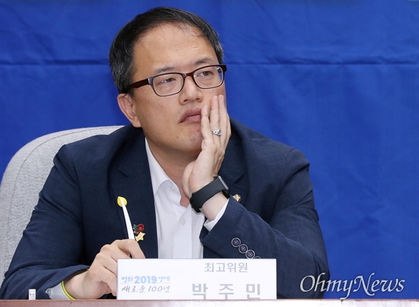 더불어민주당 박주민 최고위원이 24일 오전 국회에서 열린 확대간부회의에 참석하고 있다. 