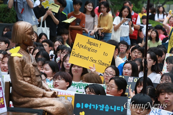 24일 오후 서울 종로구 일본대사관앞에서 열린 1,397번째 일본군성노예문제 해결을 위한 수요시위에서 참가자들이 일본의 사죄를 촉구하며, 최근 아베 정권의 경제보복을 규탄했다.