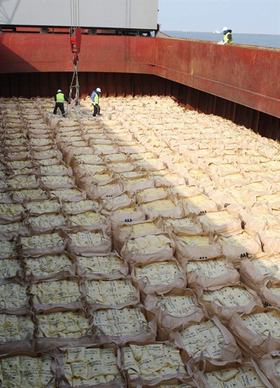 정부는 WFP를 통해 북한에 쌀 5만톤을 전달할 계획이다. 사진은 북한 수재민에게 전달될 쌀이 2010년 10울 22일 군산항에서 배에 선적되고 있는 모습. 이 쌀은 중국 단둥을 거쳐 북한의 신의주로 전달됐다. 