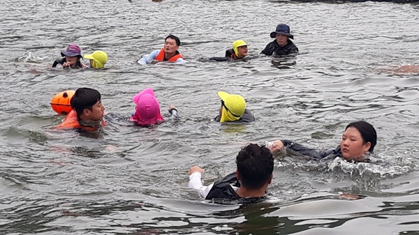 7월 24일 하동 노량초등학교 학생과 교사, 학부모들이 노량해협을 헤엄쳐 건녔다.