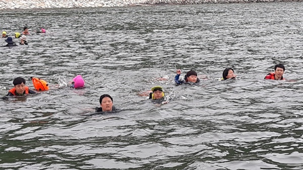 7월 24일 하동 노량초등학교 학생과 교사, 학부모들이 노량해협을 헤엄쳐 건녔다.