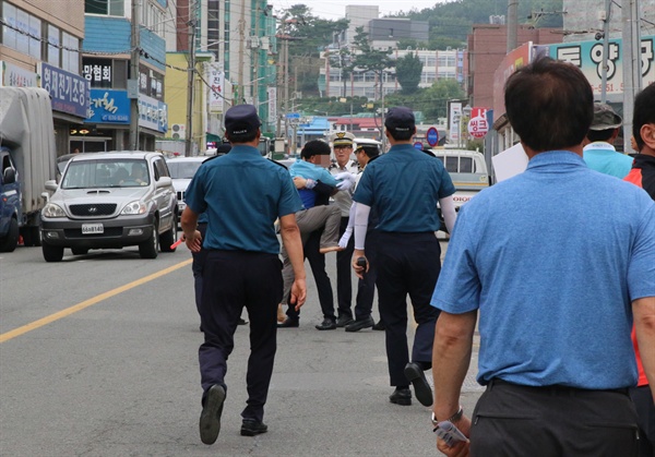 험한 분위기 연출된 결의대회장 결의대회 현장에서 농민들끼리 충돌하는 해프닝도 벌어졌다. 경찰의 신속한 제지로 큰 싸움으로 이어지지는 않았다.