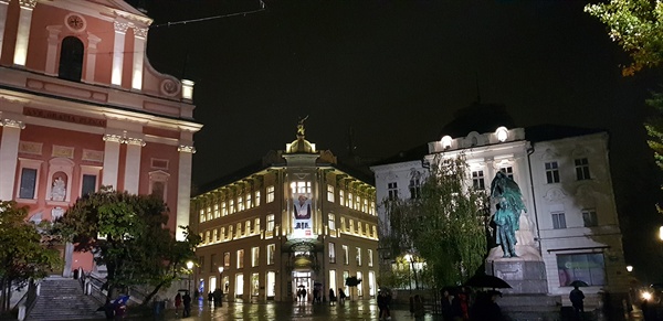 류블랴나 거리의 중심광장으로 야경이 너무나 사랑스럽다.