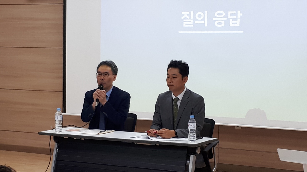 왼쪽이 서울교육대학교 초등교육과 김성식 교수, 오른쪽이 충남대학교 교육학과 박환보 교수