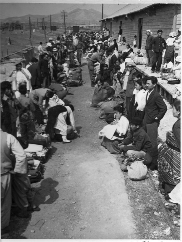 1. 북한에서 남하한 이들이 38 선 남쪽 문산리 부근에서 검문검색을 받고 있다(1947. 5.).