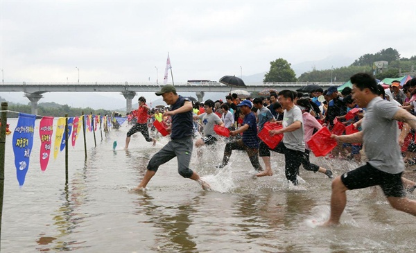 “알프스하동 섬진강문화 재첩축제”가 7월 26일부터 열린다(사진은 지난해 행사).