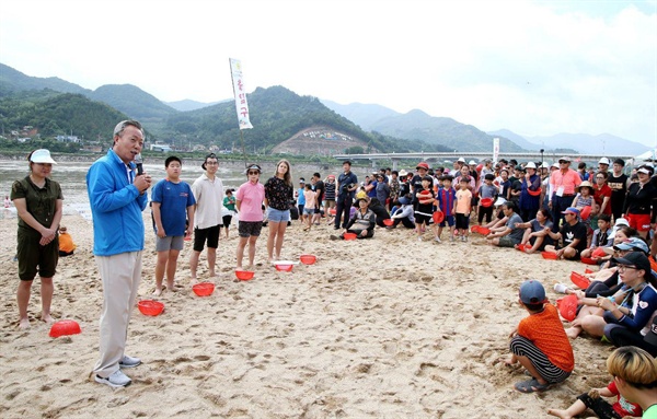 “알프스하동 섬진강문화 재첩축제”가 7월 26일부터 열린다(사진은 지난해 행사, 왼쪽은 윤상기 하동군수).