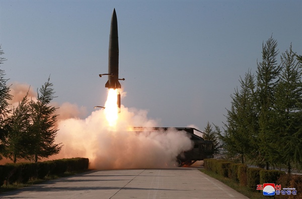 북한은 25일 강원도 원산 호도반도 일대에서 신형 단거리 미사일 2발을 발사했다.