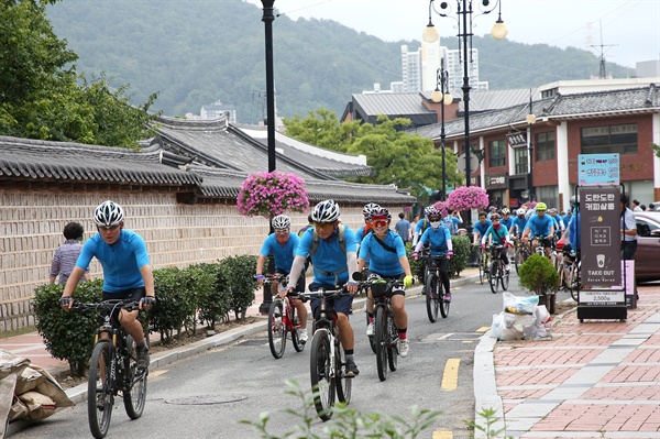 25일 오후 김해 수로왕릉에서 열린 ‘가야잇기 자전거 대회’ 출정식.