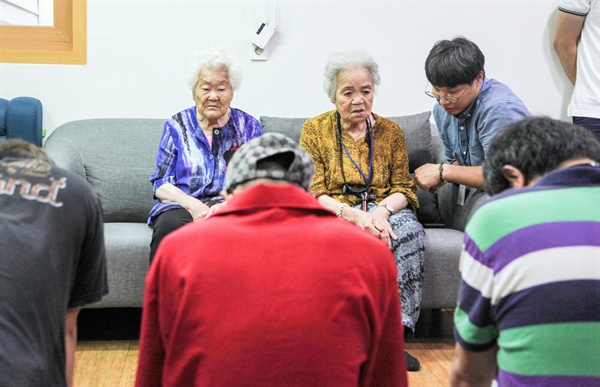 경기 안산시에 설치된 평화의 소녀상에 침을 뱉고 조롱한 청년들이 위안부 피해 할머니들을 만나 사죄했다.    위안부 피해 할머니들이 거주하는 나눔의집은 지난 24일 오후 3시께 20∼30대 남성인 A씨 등 용의자 3명이 나눔의 집을 찾아 할머니들에게 사과했다고 25일 밝혔다. 사진은 소녀상을 조롱한 청년들이 위안부 피해 할머니를 찾아 사과하는 모습 (나눔의집 제공). 2019.7.25