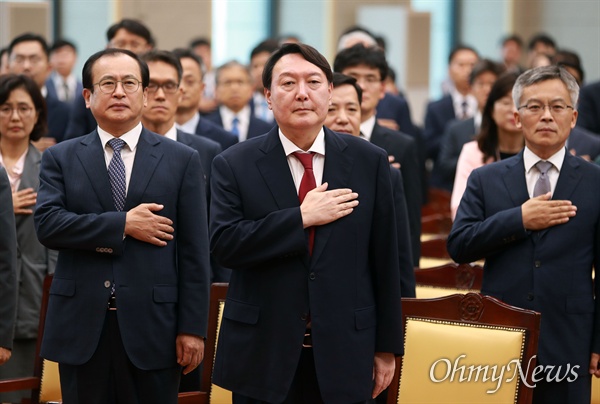 윤석열 검찰총장이 7월 25일 오후 서울 서초구 대검찰청 대회의실에서 열린 취임식에서 국기에 대한 경례를 하고 있다.