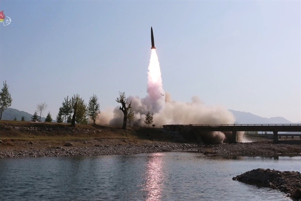 북한은 25일 강원도 원산 일대에서 동해로 미상 발사체 2발을 발사했다. 사진은 지난 5월 9일 조선중앙TV가 공개한 훈련 모습으로 단거리 미사일 추정체가 이동식 발사차량(TEL)에서 공중으로 치솟고 있다.