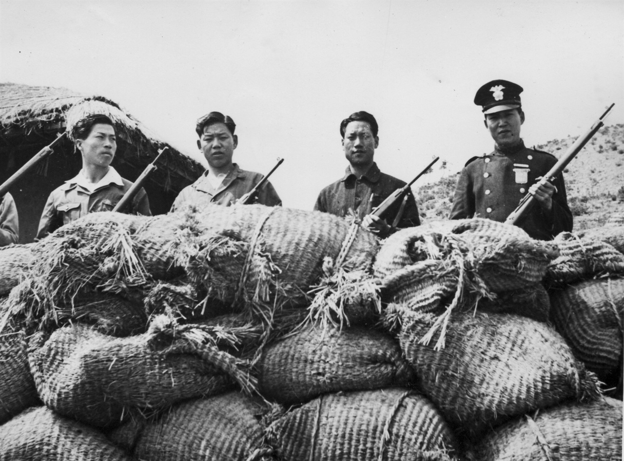 3. 옹진, 경찰과 주민들이 마을 어귀에 모래가마니를 쌓아두고 자체방어하고 있다(1948. 4. 27.). 