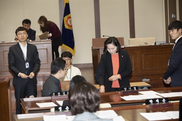 결산검사위원 선출을 위해 투표를 하고 있는 의원들의 모습.