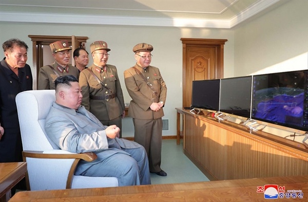 김정은 북한 국무위원장이 한미 군사연습과 남측의 신형군사장비 도입에 반발해 지난 25일 신형전술유도무기(단거리 탄도미사일)의 '위력시위사격'을 직접 조직, 지휘했다고 조선중앙통신이 26일 보도했다. 