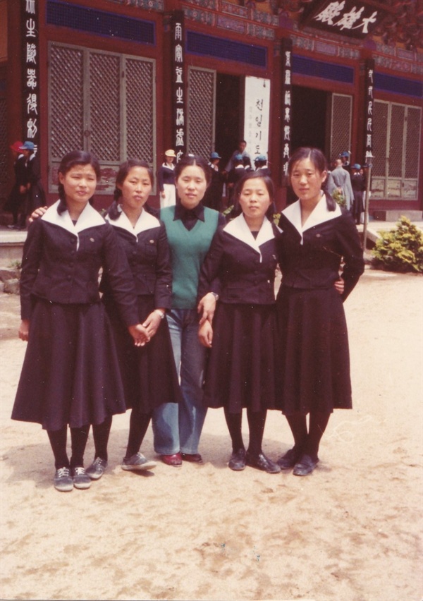  1979년 경안여자고등학교 3학년 제자들과 장혜옥 선생. 사진 제공_ 장혜옥