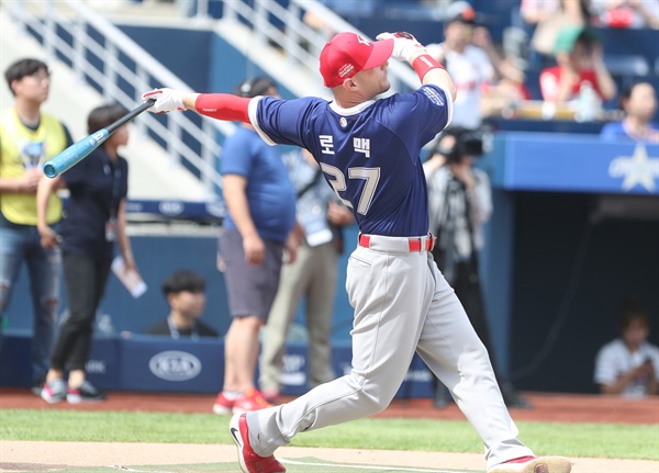  21일 경남 창원시 마산회원구 창원NC파크에서 열린 2019 KBO 프로야구 올스타전 경기 홈런레이스 예선에서 드림팀 로맥이 타격하고 있다. 2019.7.21