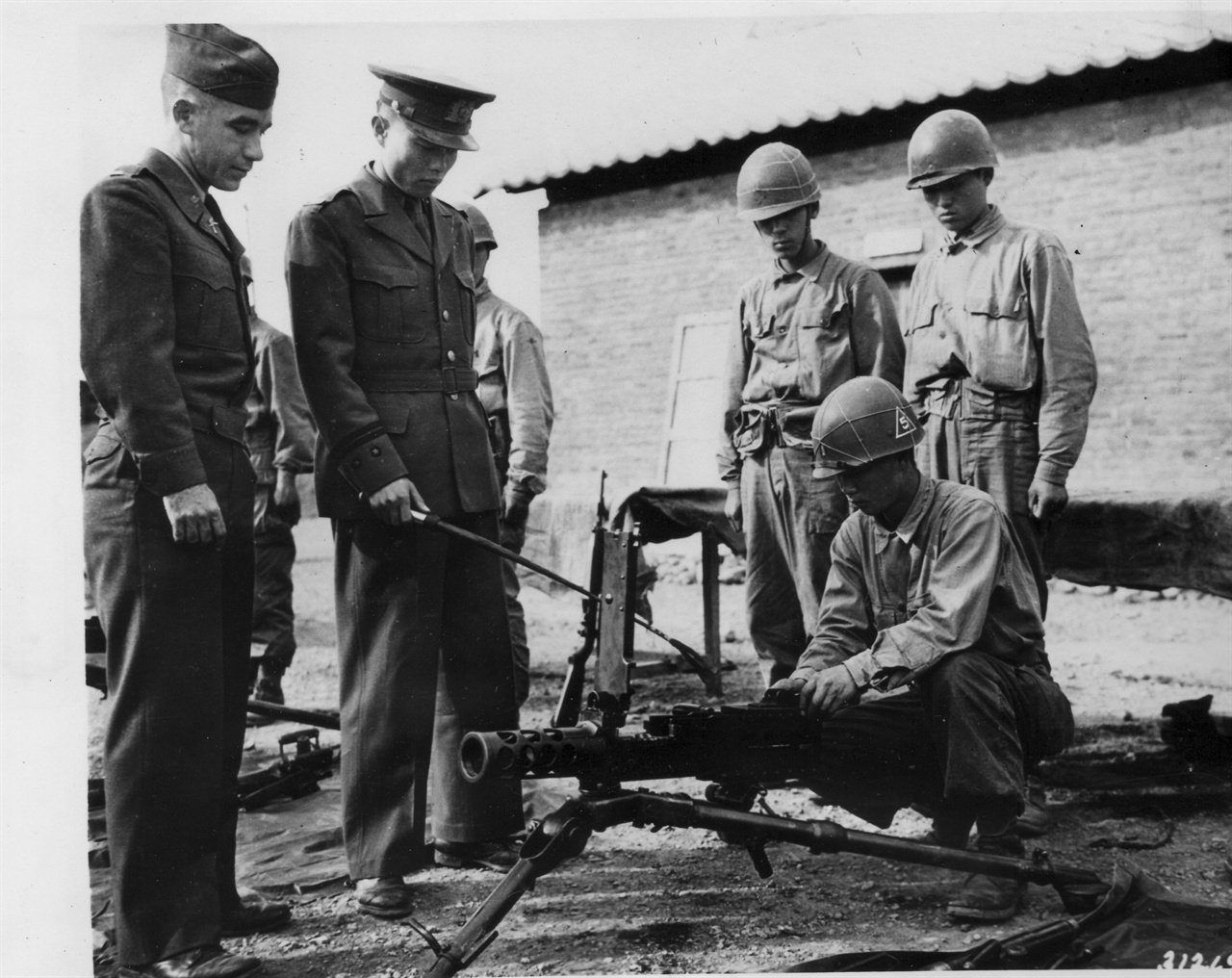 3. 미군 철수 후, 미 군사 고문단이 남아 국군에 병기교육을 하고 있다(1949. 7. 16.).
