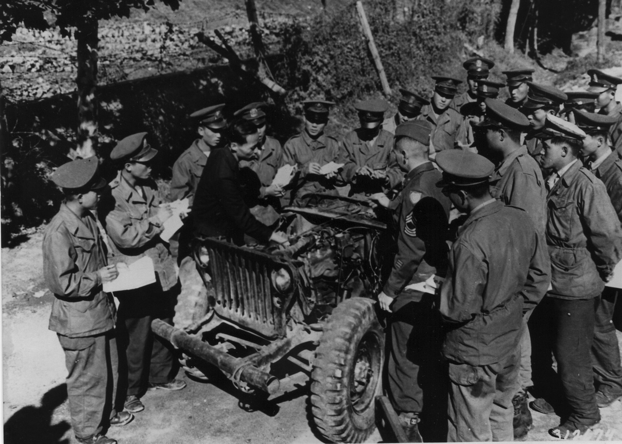4. 미 군사 고문단이 국군에게 자동차 교육을 하고 있다(1949. 7. 19.).