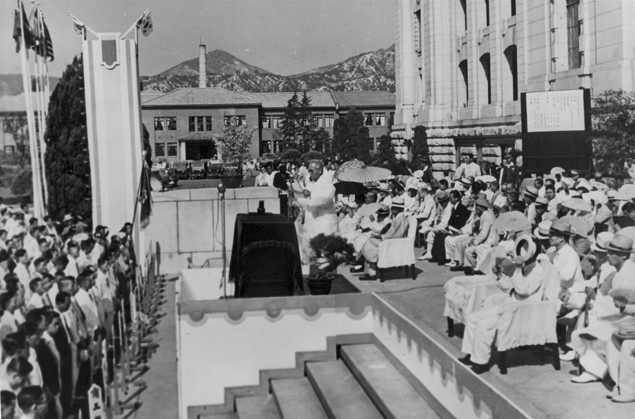 5. 대한민국 정부수립 1주년 기념식이 중앙청광장에서 열리고 있다(1949. 8. 15.).