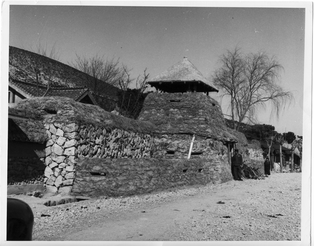 7. 경북의 한 마을, 좌익 게릴라의 침투를 막고자 만든 방호벽(1950. 3. 5.). 