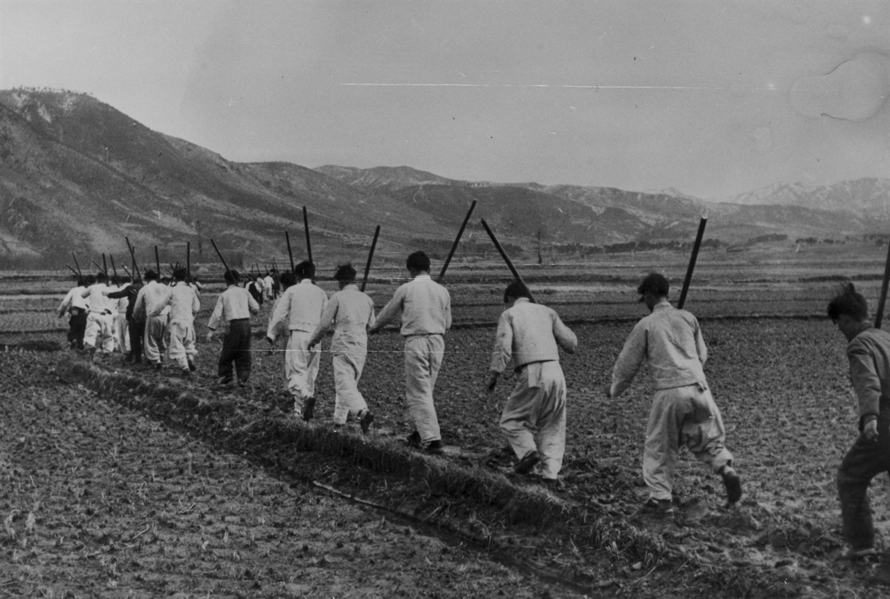 9 경북의 한 마을, 좌익 게릴라를 방어하고자 조직된 마을자위대가 출동하고 있다(1950. 5. 11.).