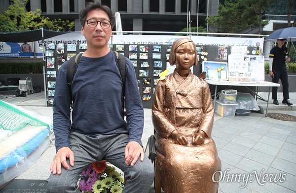 평화의 소녀상을 만든 김운성 조각가.
소녀상의 불끈 쥔 두 주먹은 일본 정부의 진심어린 사과를 받아내겠다는 의지와 다짐의 표현이다.