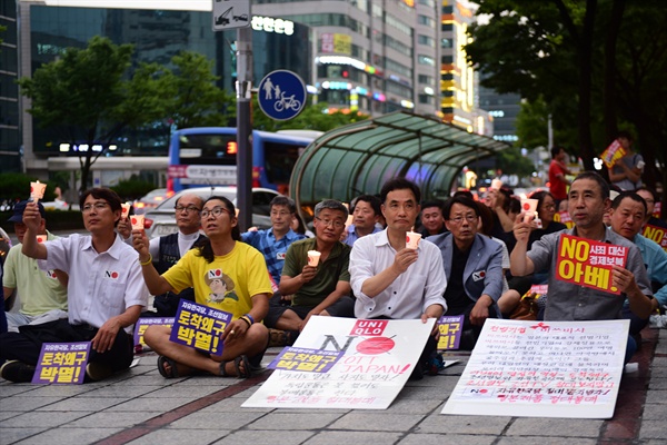 국민주권실현적폐청산대전운동본부와 평화나비대전행동은 26일 저녁 7시 둔산동 타임월드 앞에서 ‘일본 아베 경제도발 규탄, 불매운동 승리, 토착왜구 박멸! 대전시민 촛불집회’를 개최했다.