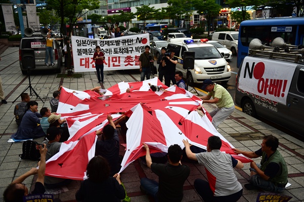 촛불집회 도중 참가자들은 일본의 경제 보복을 규탄하며, 일본 군국주의 상징인 ‘욱일기’를 찢는 퍼포먼스를 진행하기도 했다.
