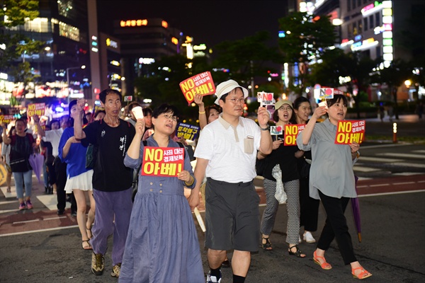 거리행진에 나선 이들은 사죄배상 대신 경제 도발에 나선 일본 아베 정권을 규탄하는 구호를 외쳤다.