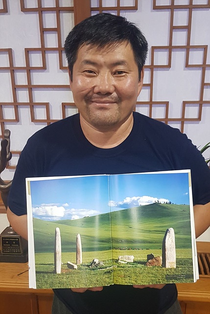6개월 동안 국립부여박물관에서 몽골과 한국의 청동기시대 문화를 비교 연구하고 있는 강톨가(J. Gantulga)박사가 사슴돌 사진이 있는 책을 들고 있다. 그는 몽골과학아카데미 역사학고고학연구소 선임연구원으로 몽골 사슴돌 연구의 대표학자이다  