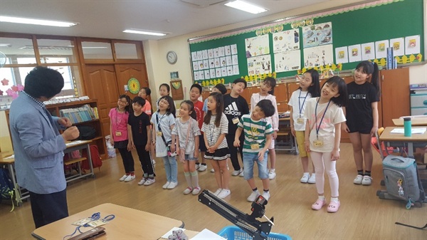 한대상 음악가는 평택에 있는 초등학교(혁신학교)와 이천에 있는 초등학교 방과후 돌봄교실에서 초등학생들에게 노래를 지도하고 있다. 한 음악가는 어린 시절부터 음악을 즐기는 문화를 만들어야 한다고 강조한다. 