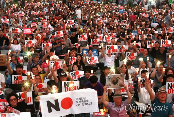 역사왜곡, 경제침략, 평화위협 아베 규탄 2차 촛불문화제가 27일 오후 서울 광화문광장에서 전국 596개 시민단체가 모인 아베규탄시민행동 주최로 열렸다.