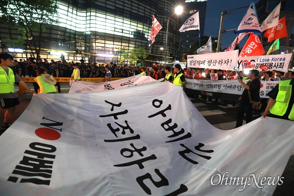 역사왜곡, 경제침략, 평화위협 아베 규탄 2차 촛불문화제가 27일 오후 서울 광화문광장에서 전국 596개 시민단체가 모인 아베규탄시민행동 주최로 열렸다. 집회 참가자들이 인근 일본대사관앞까지 행진을 하고 있다.