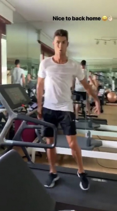  근육 문제를 호소하며 내한 경기에 결장한 호날두가 자신의 SNS에 운동 영상을 올렸다.