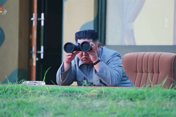 김정은 북한 국무위원장이 한미 군사연습과 남측의 신형군사장비 도입에 반발해 지난 7월 25일 신형전술유도무기(단거리 탄도미사일)의 '위력시위사격'을 직접 조직, 지휘했다고 조선중앙TV가 7월 26일 보도했다. 중앙TV는 이날 총 25장의 현장 사진을 공개했다. 