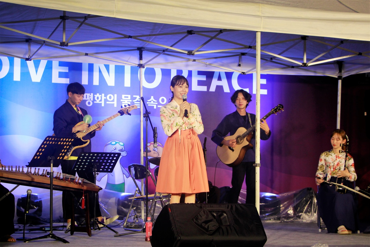  2019 광주FINA세계수영선수권대회 선수촌 국기광장에서 국악 밴드인 '예결밴드'가 공연하고 있다.