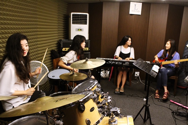  공연 연습 중인 큐바니즘 멤버들. 제일 왼쪽부터 한송이(드럼), 선란희(기타), 김은경(피아노),  재영(베이스)