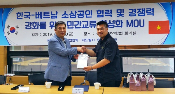  700만 소상공인을 대표하는 소상공인연합회 최승재 회장(왼쪽)과 '더드림11' 한국 제작사인 마부컴퍼니 금성 대표가 '한국-베트남 소상공인 협력 및 경쟁력 강화를 위한 민간교류 활성화' MOU 체결 후 악수하고 있다
