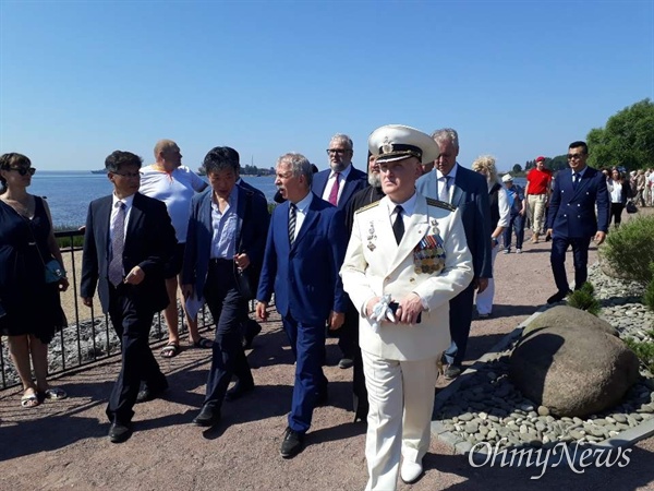 지난 7월 27일 인천시의 우호 도시 가운데 하나인 러시아 상트페테르부르크 크론슈타트(Kronstadt)에 '인천광장'이 문을 열었다.