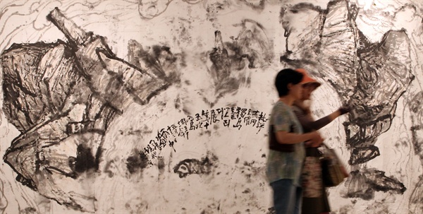 지난 2011년 서울 서초동 한전안트센터 갤러리에서 열린 '독도를 그리다' 전에 출품한 이종상 화백의 <풍우독도>.