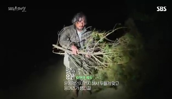 김용현 씨는 과거 민주화 운동에 가담해 고문을 당했고, 그 후유증으로 다리와 허리 통증을 앓고 있다.