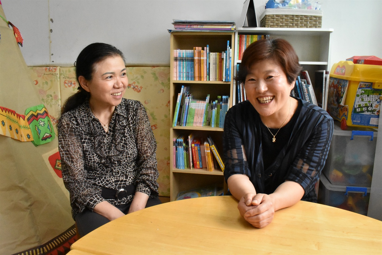 남양주시건강가정다문화가족지원센터의 검정고시 프로그램을 통해 대학에 입학한 결혼이주여성 이인숙 씨(오른쪽)와 프로그램 담당자 주영애 씨(왼쪽)