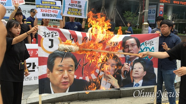 29일, 서울 종로구 옛 일본대사관 앞에서 국민주권연대와 청년당, 한국대학생진보연합 등이 ‘반일 반자유한국당 운동기간’을 선포하고, 일부 자유한국당 의원과 보수언론 로고, 일본 욱일기 및 아베 총리 등이 그려진 펼침막을 불에 태우는 퍼포먼스를 했다.