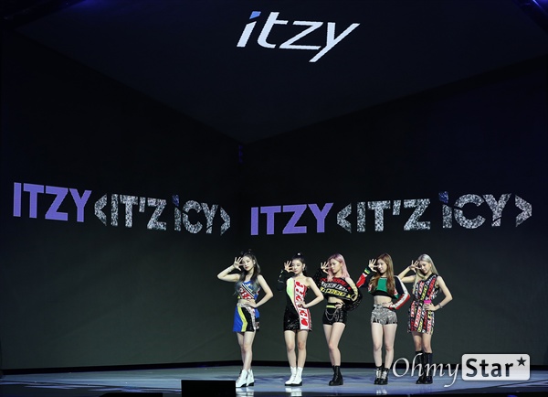 '있지(ITZY)' 핫한 기록 제조기 걸그룹 ITZY(있지. 예지, 리아, 류진, 채령, 유나)가 29일 오후 서울 한남동의 한 공연장에서 열린 미니 1집 < IT'z ICY(있지 아이씨) > 발매 기념 프레스 쇼케이스에서 포토타임을 갖고 있다. 신곡 'ICY(아이씨)'는 겉은 차가워 보이지만 속은 열정 넘치는 모습을 표현한 곡으로 JYP 박진영이 처음으로 ITZY를 위해 작사, 작곡한 쿨 서머송이다.